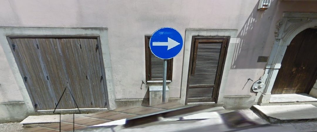 VENDESI LOCALE COMMERCIALE